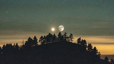 Венера и Юпитер сияют рядом в вечернем небе, мягкий золотистый свет двух планет у самого горизонта