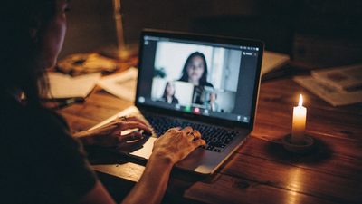 Женщина пишет первый бесплатный вопрос таро эзотерику онлайн на телефоне, каталог экспертов Aura7