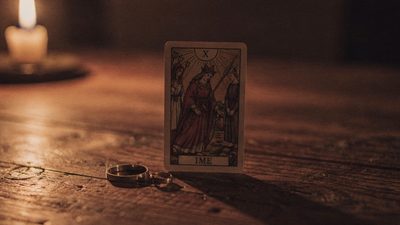 Карта Таро и два кольца на столе - будет ли брак, что покажут таро и астрология, эксперт Aura7