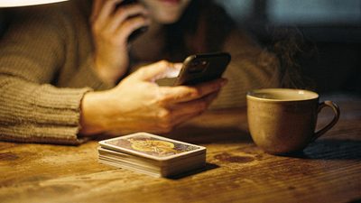 Женщина дома с телефоном у уха, гадание по телефону и консультация эксперта Aura7 голосом