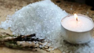 Как провести очищение солью