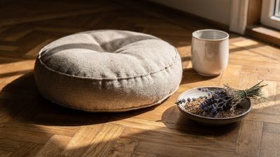 Подушка для медитации в утреннем свете