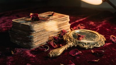 Колода Таро Манара — стилизованный натюрморт