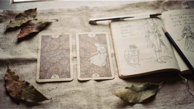 Расклад Таро рубашкой вверх с записями