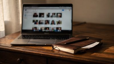 Письменный стол с ноутбуком и блокнотом — выбор эксперта