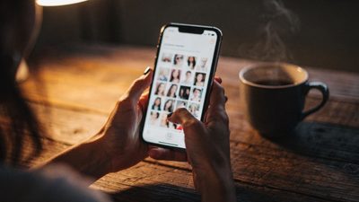Женщина выбирает эзотерика онлайн на ноутбуке, каталог экспертов Aura7 с отзывами