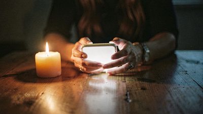 Девушка пишет вопрос экстрасенсу онлайн в чате на телефоне, каталог экспертов Aura7