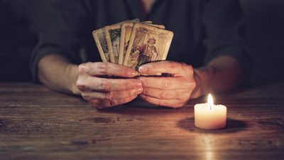 Колода карт Ленорман из 36 карт разложена на столе для гадания, оракул крупным планом