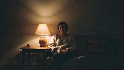 Спокойная фигура при тёплой лампе вечером - онлайн-консультация медиума Aura7