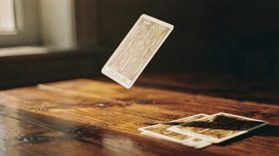 Расклад Таро да-нет на столе, три карты для гадания да или нет рядом с блокнотом с вопросом